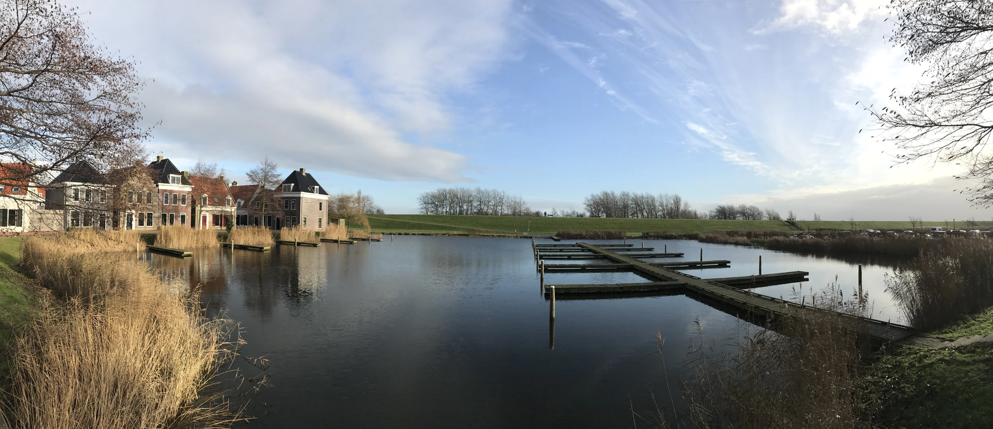 An image depicting the trail Le to Veerhaven via De Skans Vaarwater naar Oostmahorn and its surrounding area.