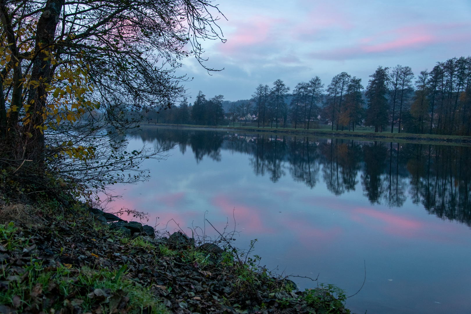 An image depicting the trail Fränkischer Rotwein Wanderweg and its surrounding area.