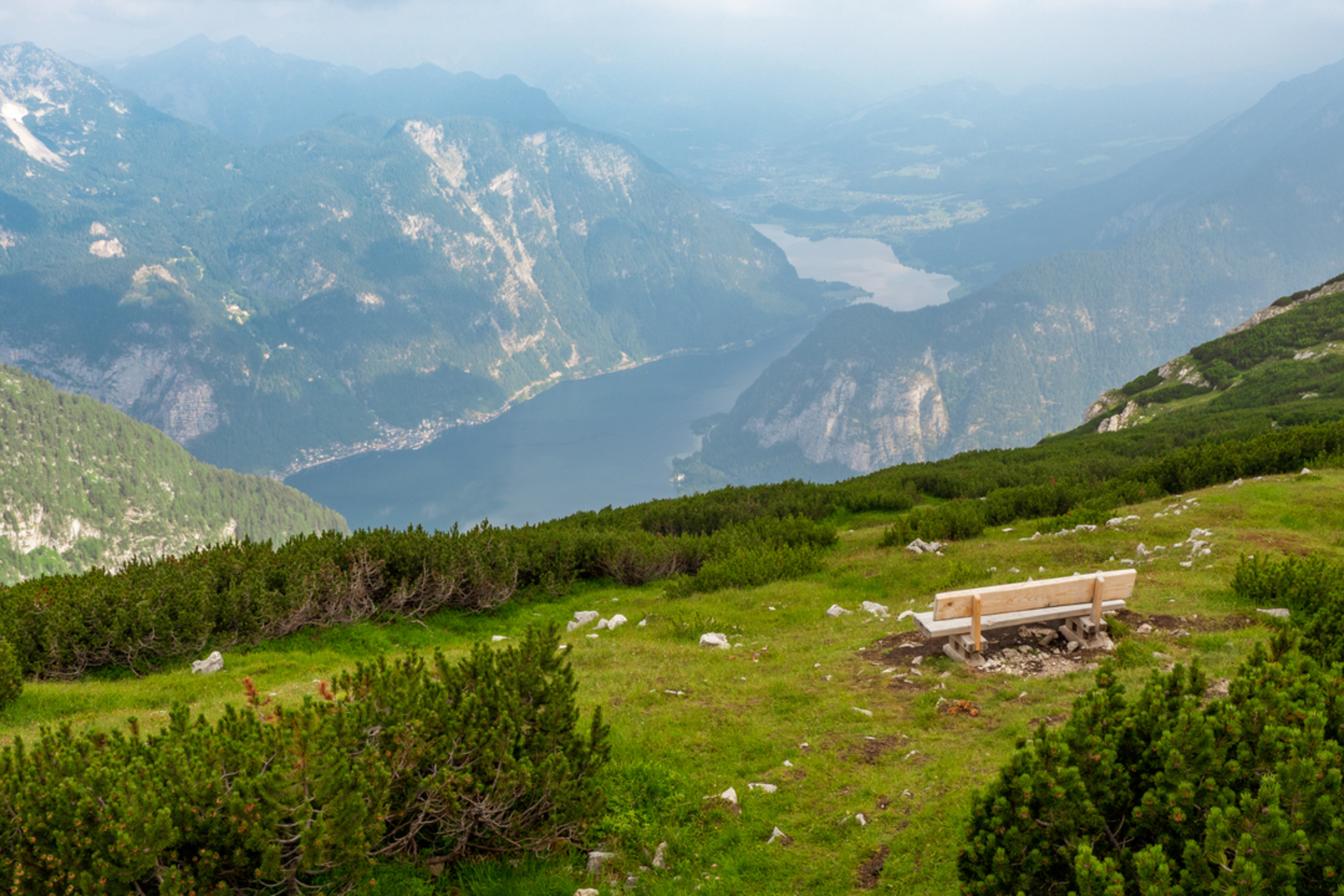 An image depicting the trail Lake Hallstatt East Shore Hike and its surrounding area.