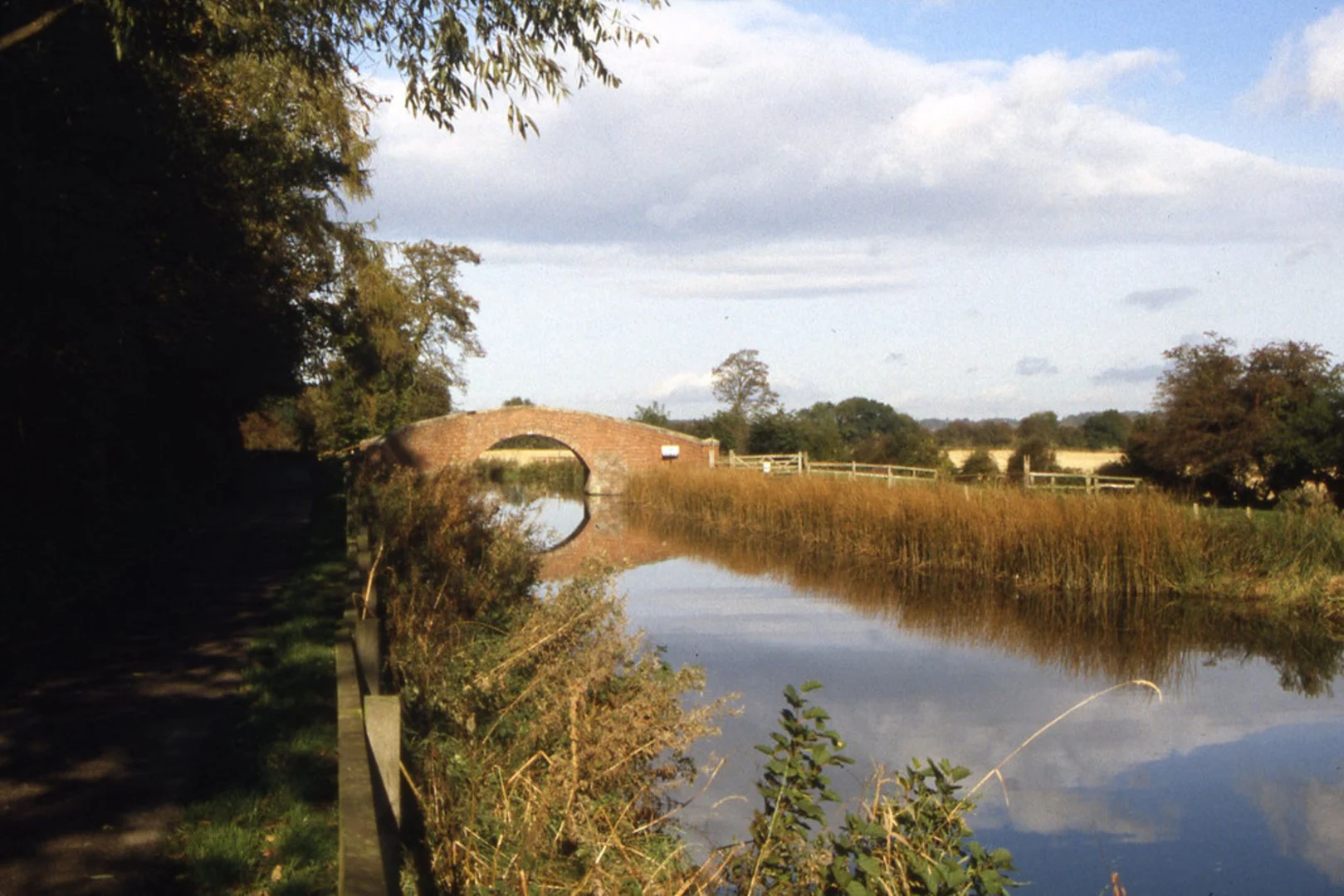 An image depicting the trail Ripon Canal Walk and its surrounding area.