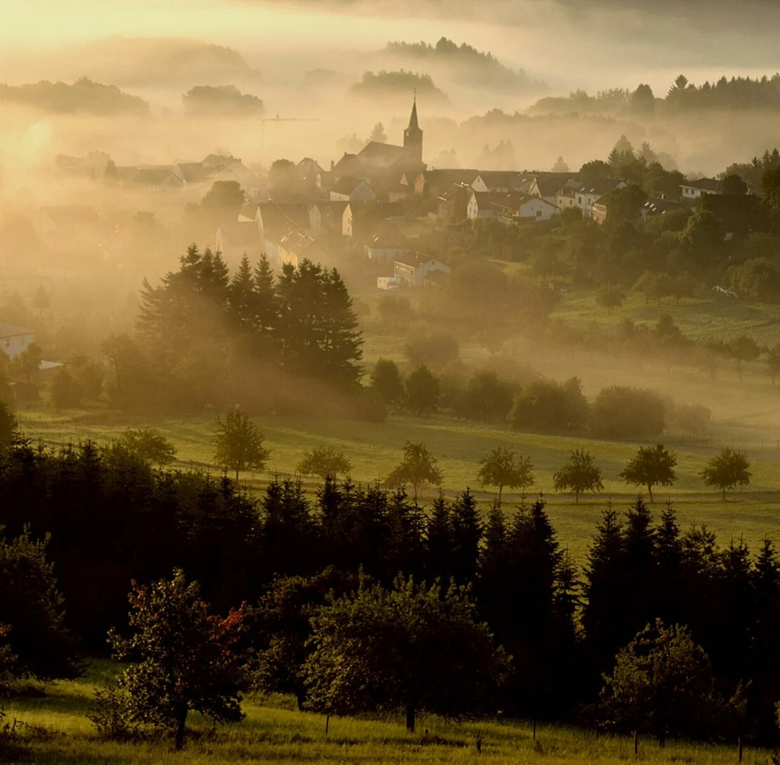 An image depicting the trail HeimatSpur Wasser Felsenweg and Lieserpfad Loop and its surrounding area.