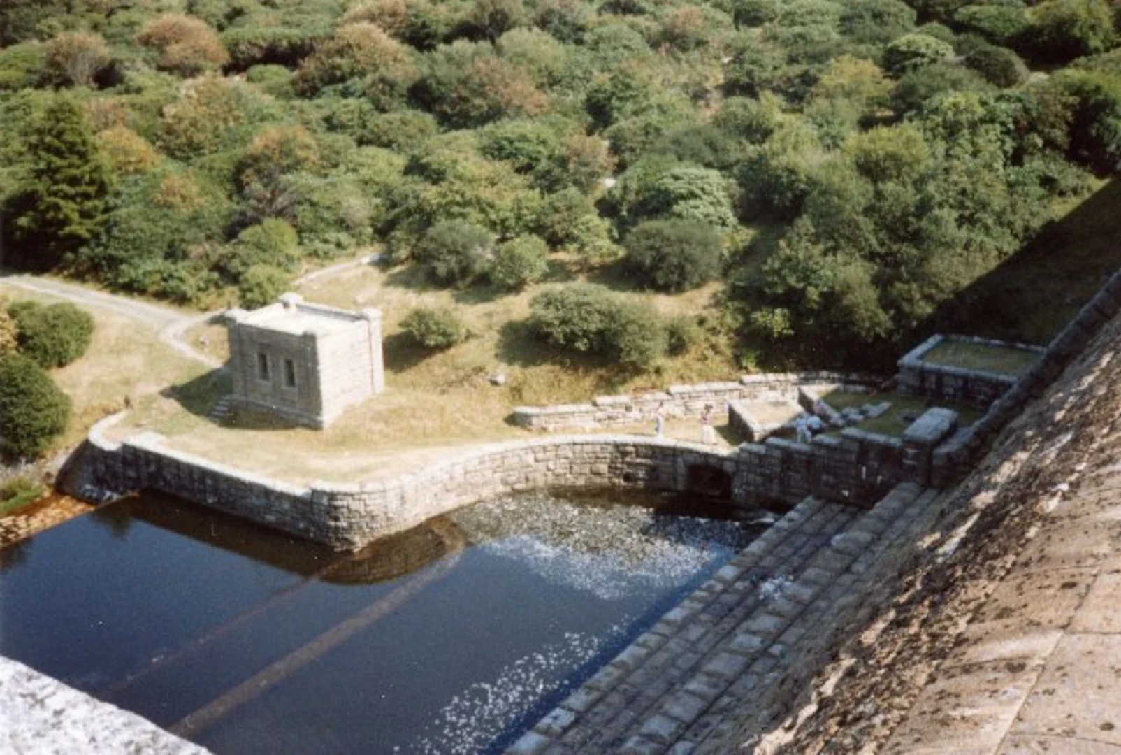 An image depicting the trail Fernworthy Reservoir Loop - Postbridge and its surrounding area.