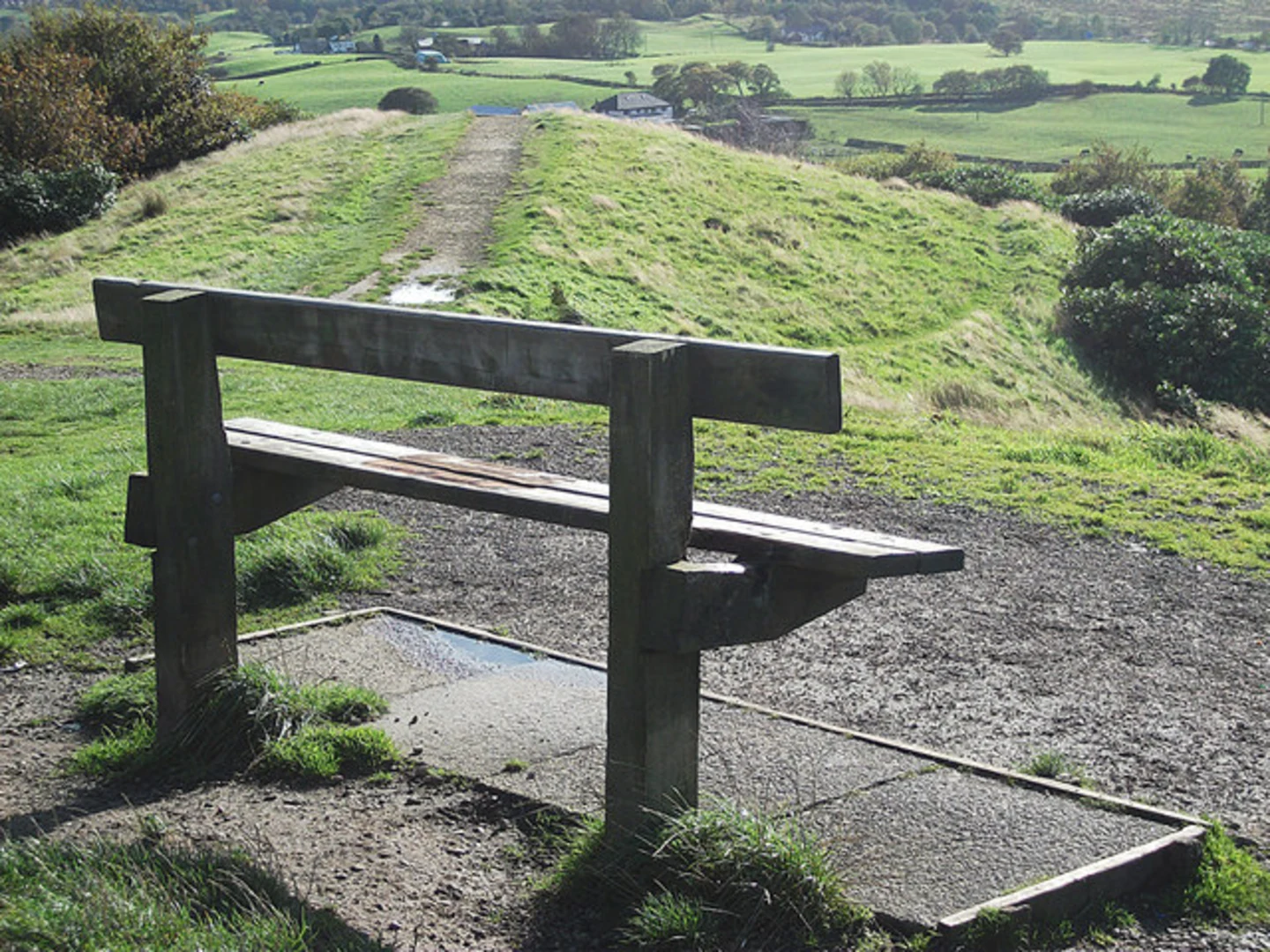 An image depicting the trail Tandle Hill Country Park Loop and its surrounding area.