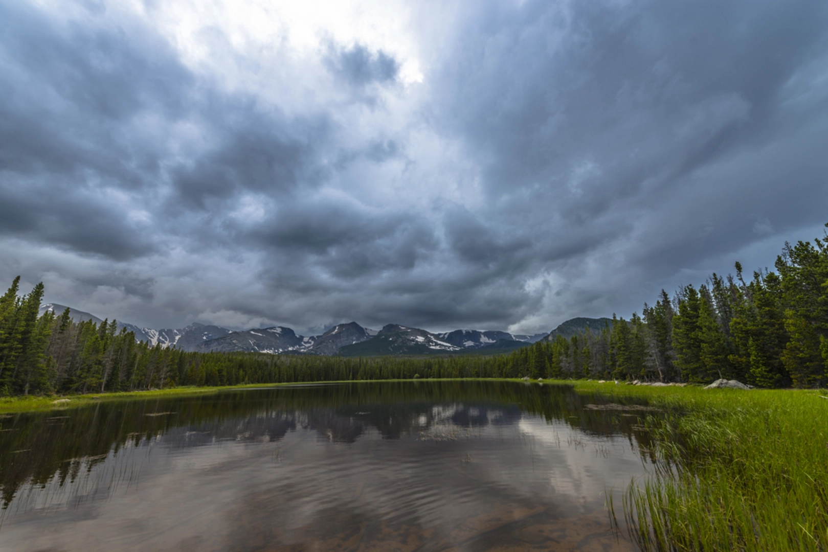 An image depicting the trail Bierstadt Lake Loop and its surrounding area.