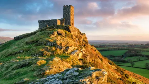 An image depicting the trail Dartmoor Way and its surrounding area.