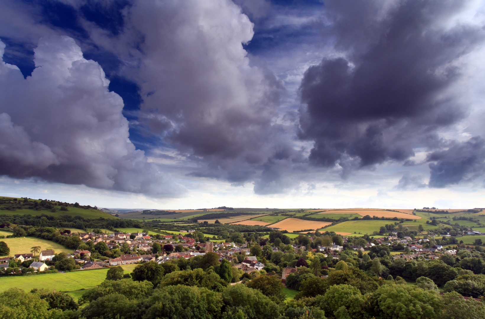 An image depicting the trail Cerne Valley Trail and its surrounding area.