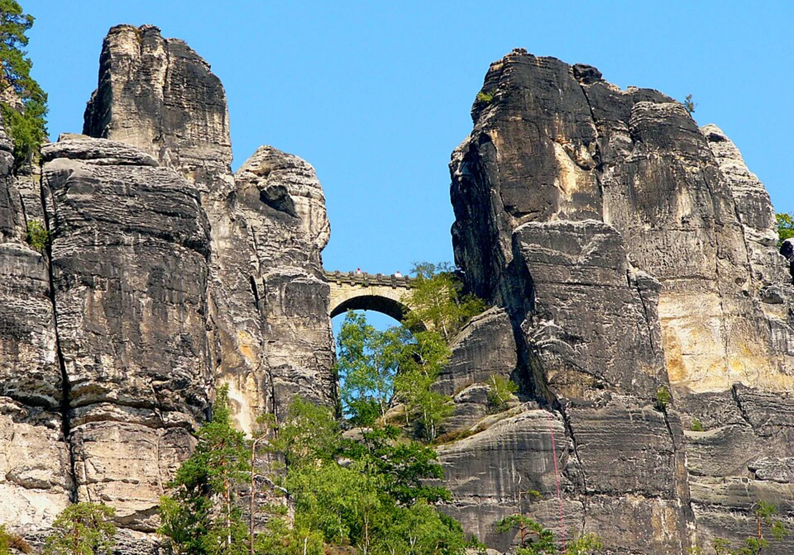 An image depicting the trail Sieberturm Walk via Basteistraße and its surrounding area.
