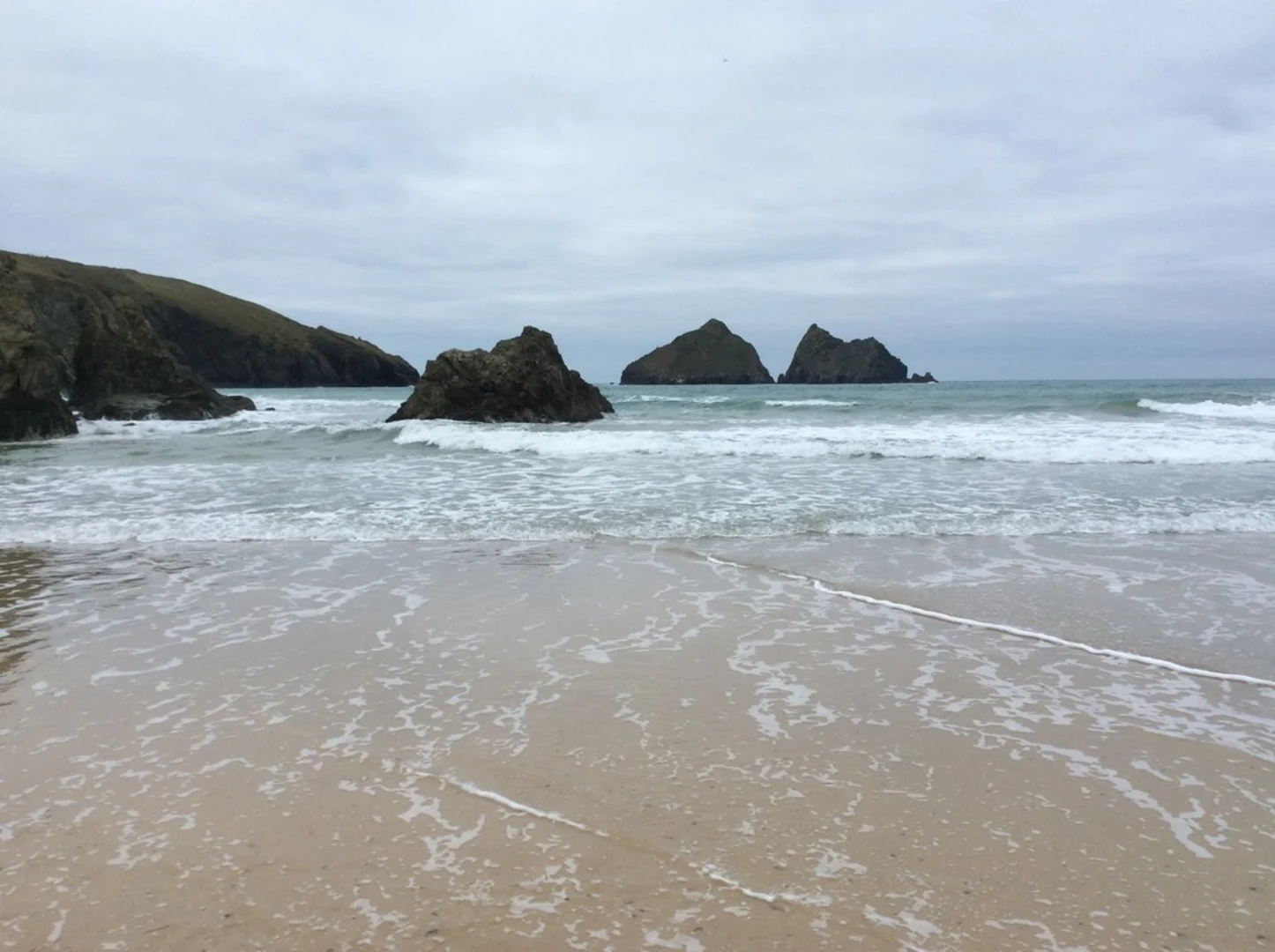 An image depicting the trail Holywell Beach Bay Walk and its surrounding area.