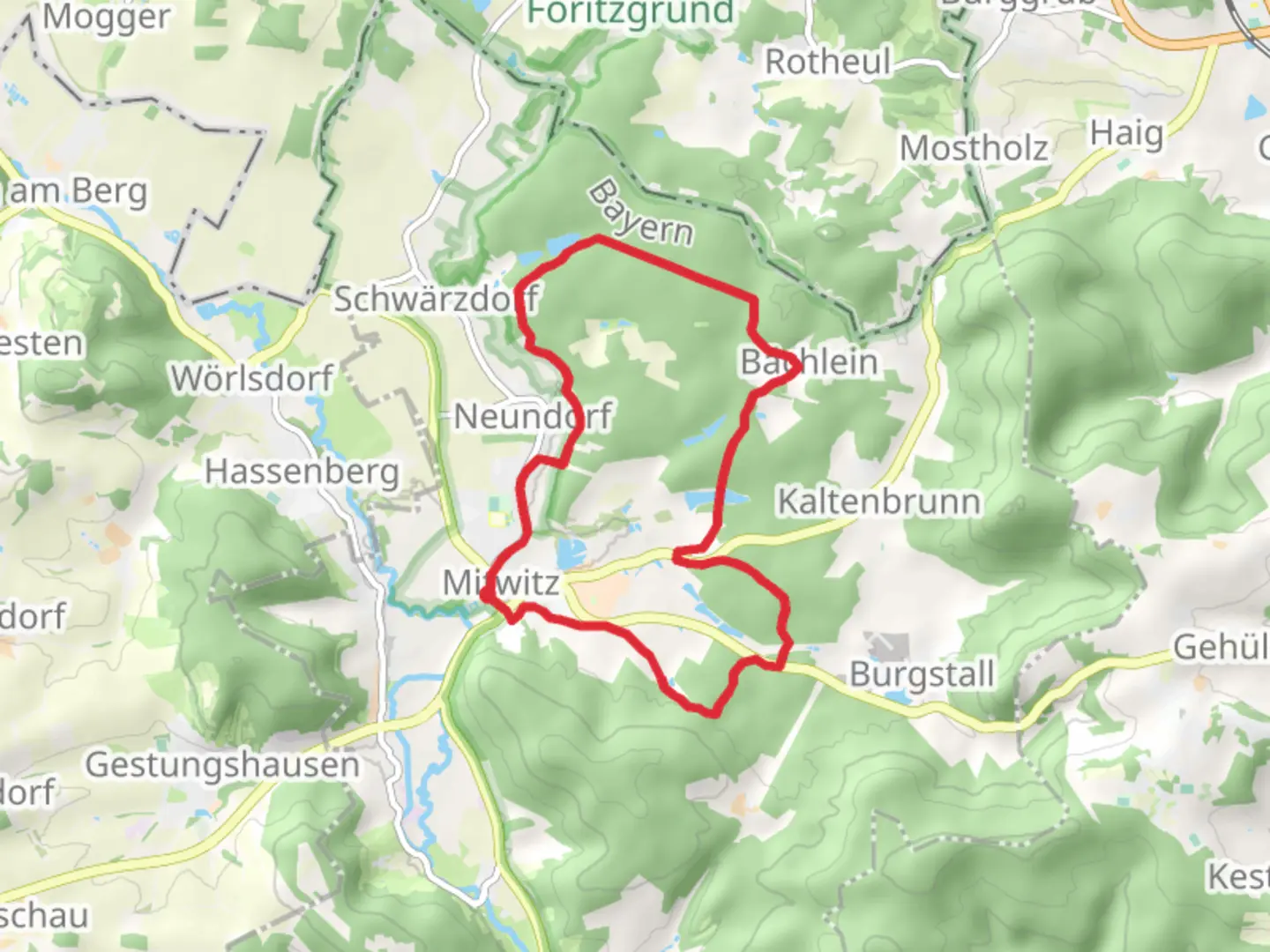 An image depicting the trail Muehlteich and Reginasee via Baechleiner Weg and Mitwitzer Runde and its surrounding area.
