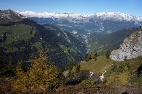 An image depicting the trail Walserweg Safiental and its surrounding area.