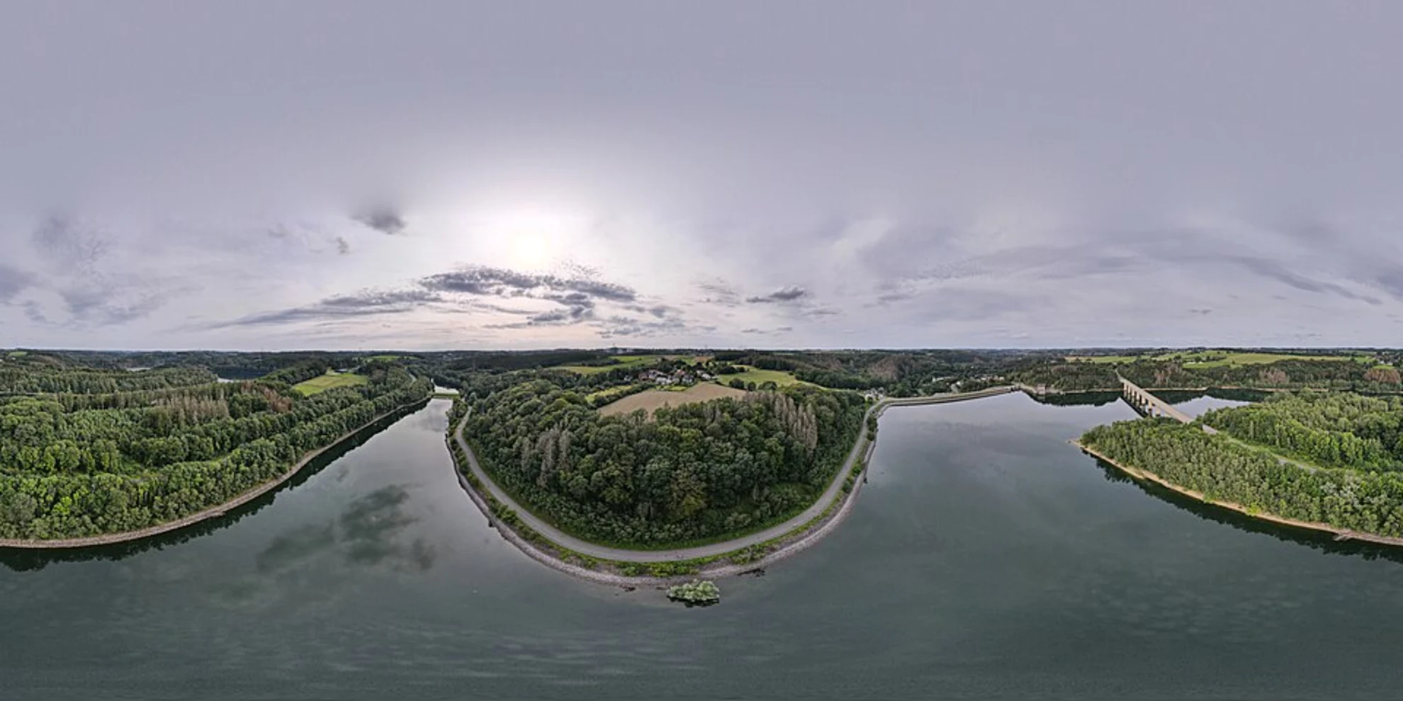 An image depicting the trail Höchsten and Wuppertalsperre Loop and its surrounding area.