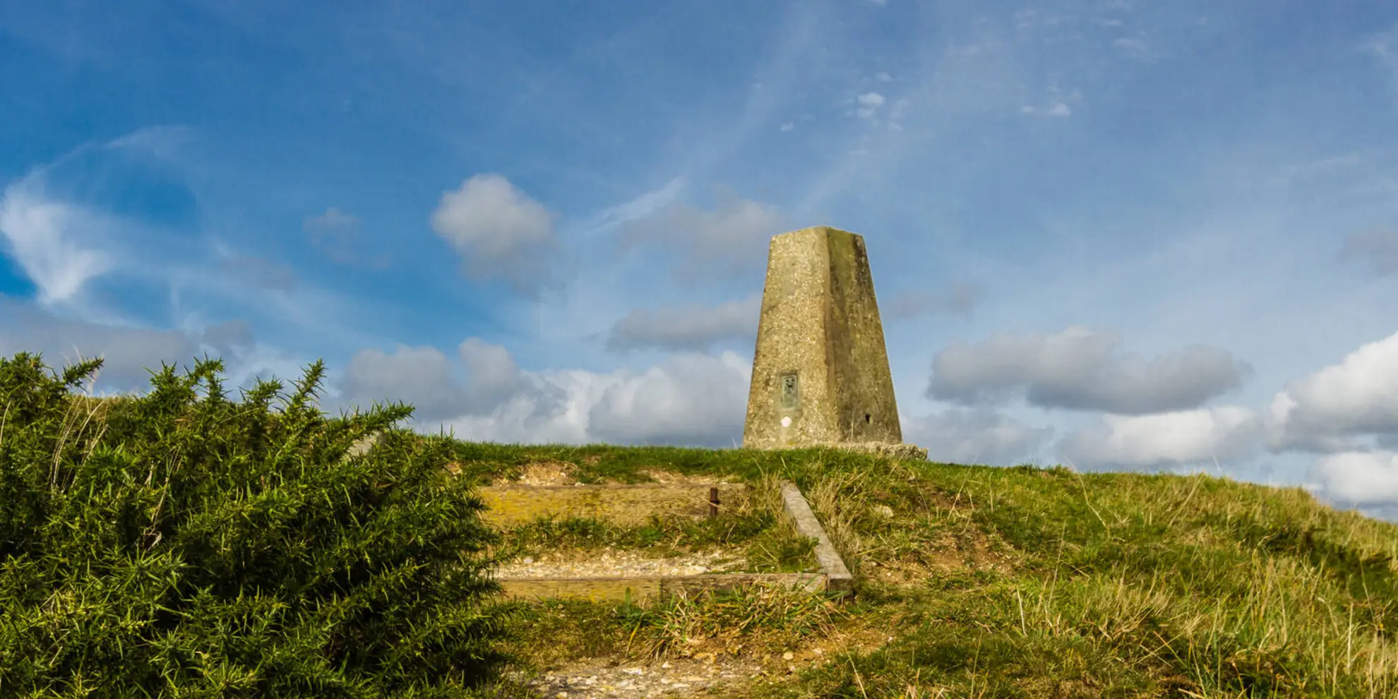 An image depicting the trail Abbotsbury Castle and Chesil Beach from Abbotsbury and its surrounding area.