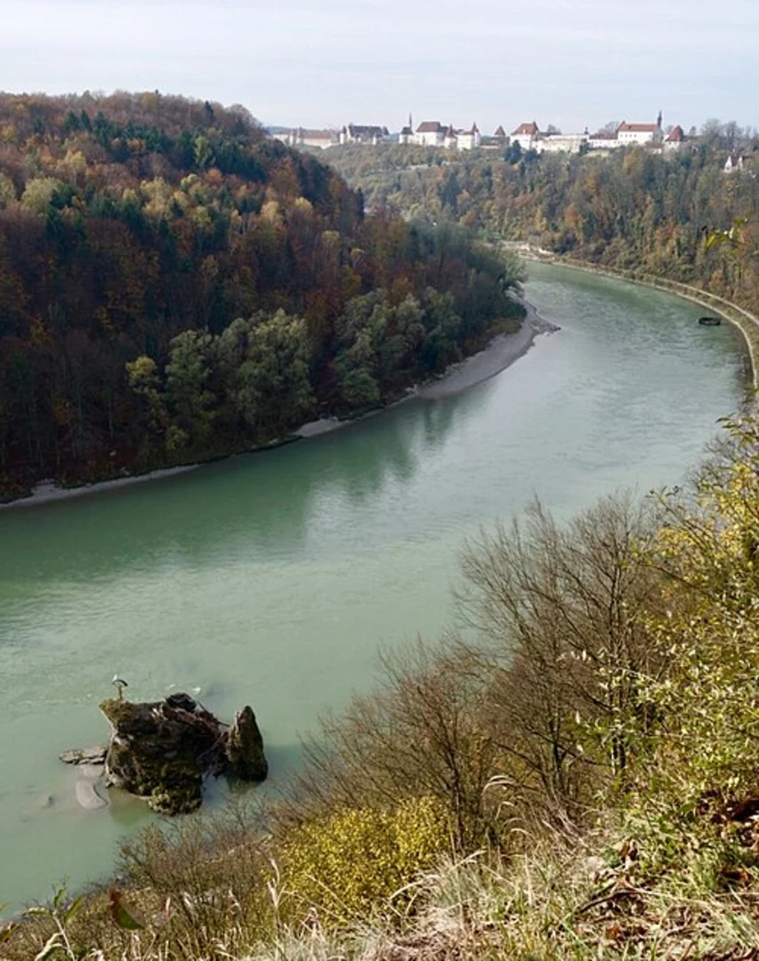 An image depicting the trail Kreuzfelsen and Wasserfall Rundweg Loop and its surrounding area.