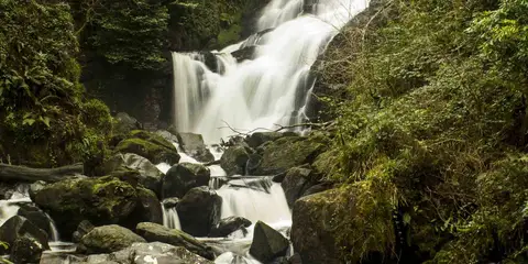 An image depicting the trail Torc Mountain and its surrounding area.