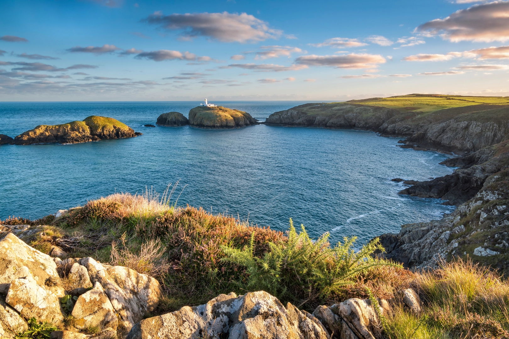 An image depicting the trail Strumble Head - Pwll Deri and its surrounding area.