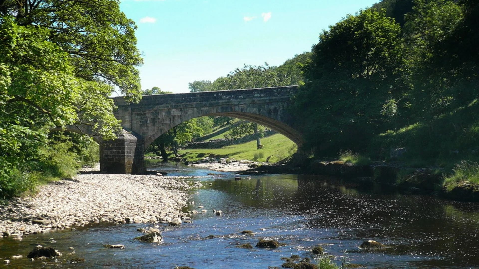 An image depicting the trail Kettlewell Loop Walk via River Wharfe and its surrounding area.