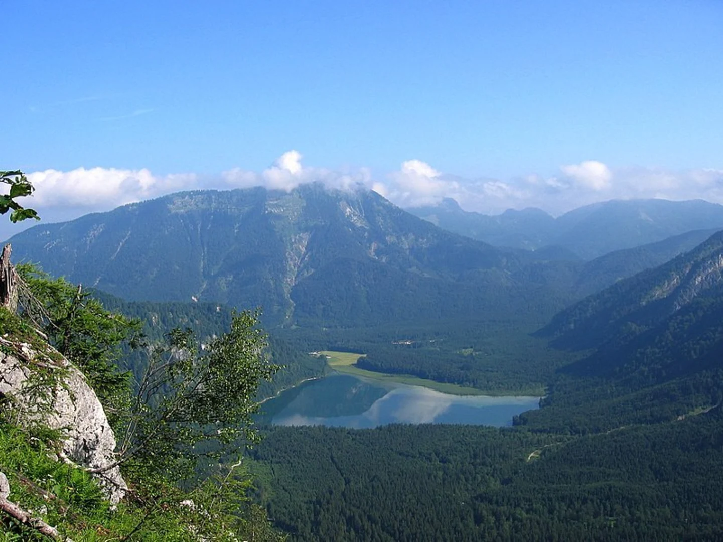 An image depicting the trail Eibenberg near Ebensee and its surrounding area.