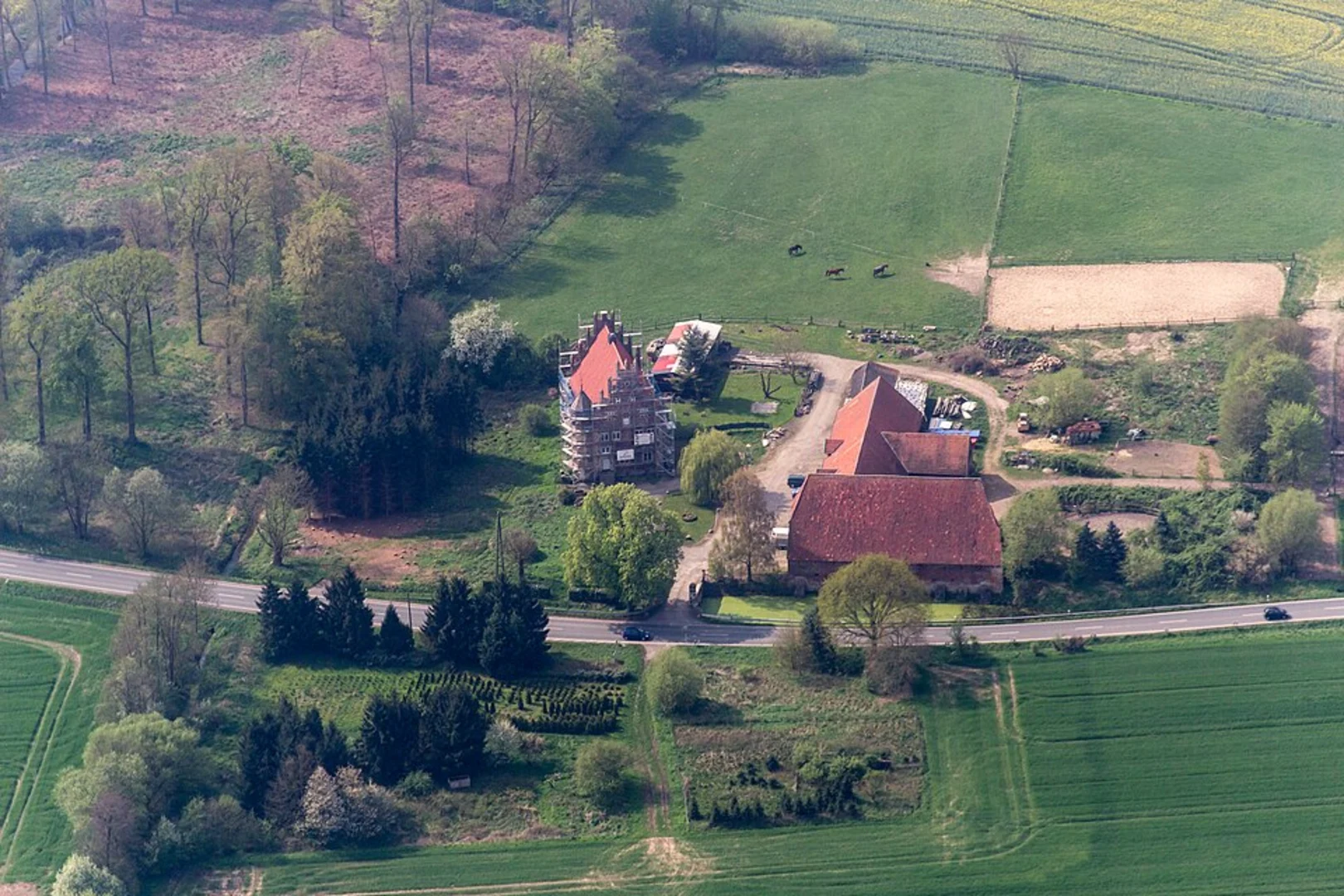 An image depicting the trail Schloss Schonebeck, Hagen and Holthorst Loop and its surrounding area.