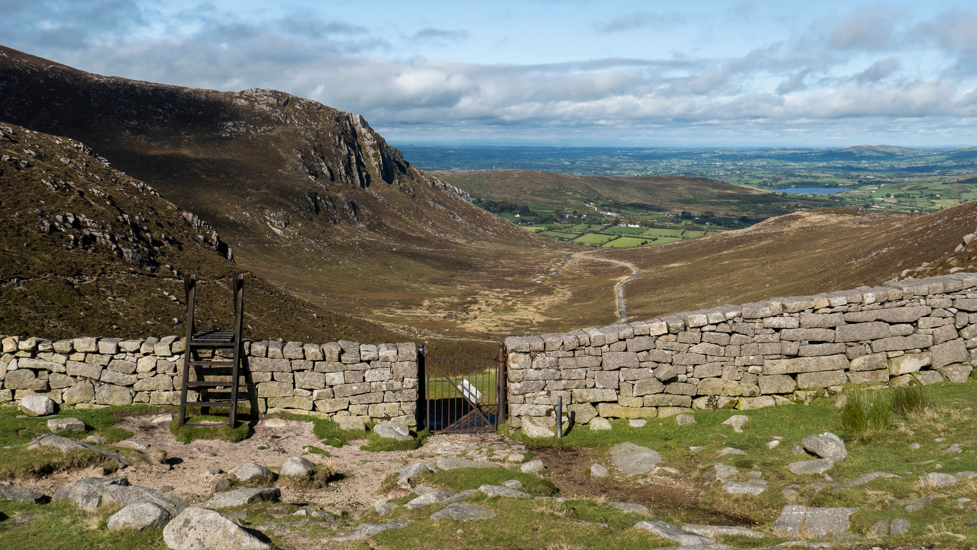 An image depicting the trail Meelmore and Meelbeg and its surrounding area.