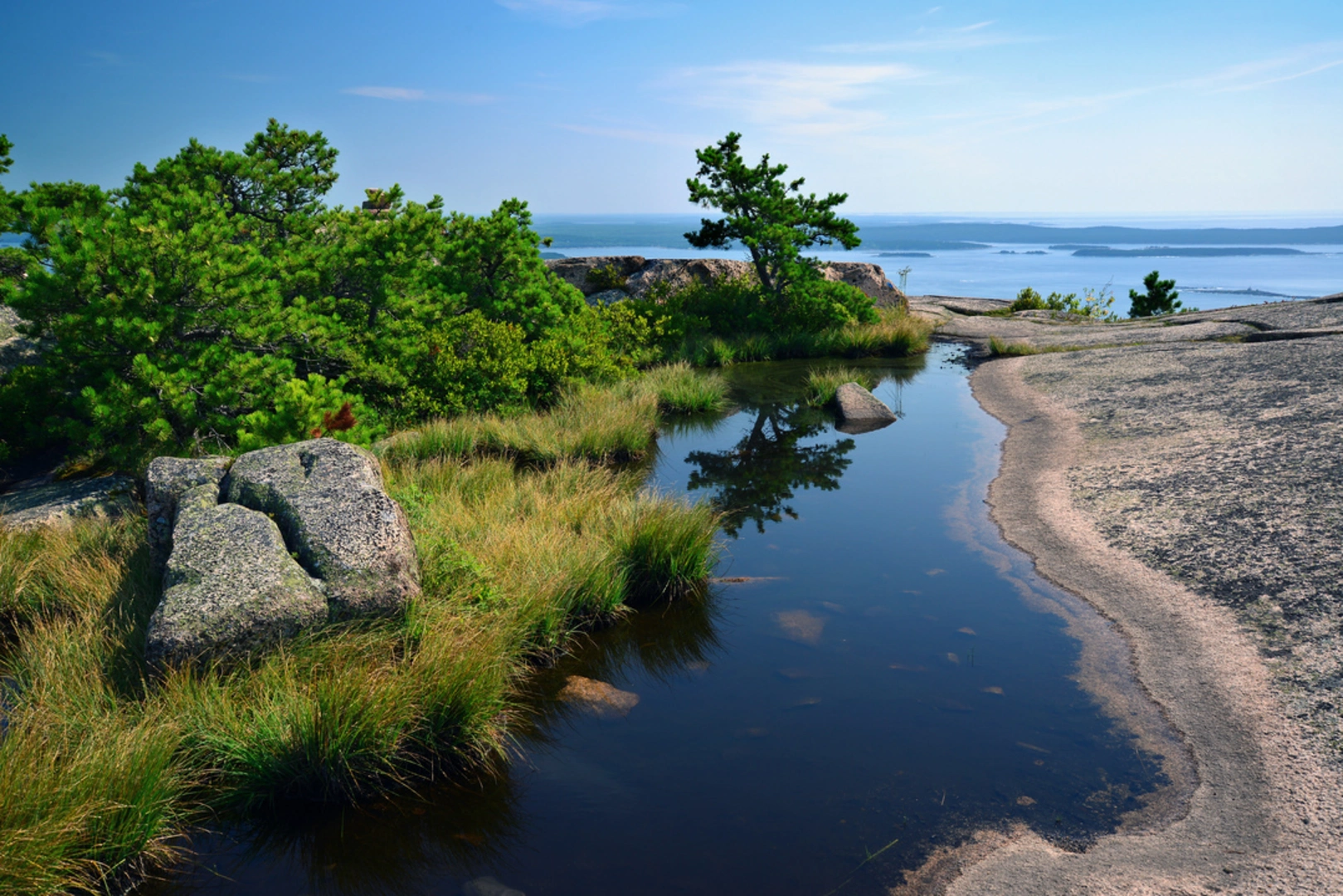 An image depicting the trail Precipice Trail and its surrounding area.