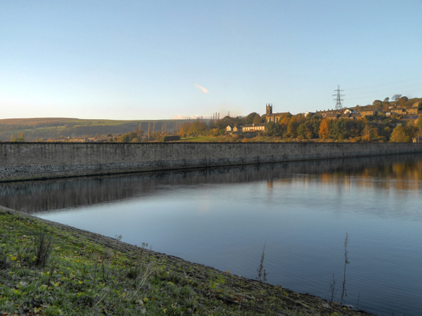An image depicting the trail Bottoms and Valehouse Reservoir Loop - Hadfield and its surrounding area.