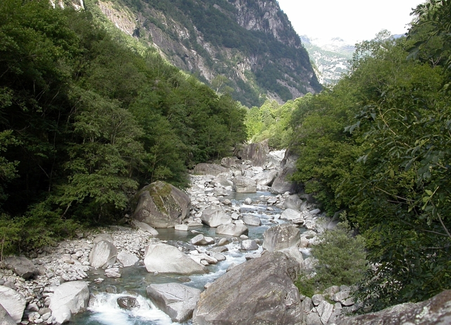 An image depicting the trail Giro della Valle del Salto and its surrounding area.
