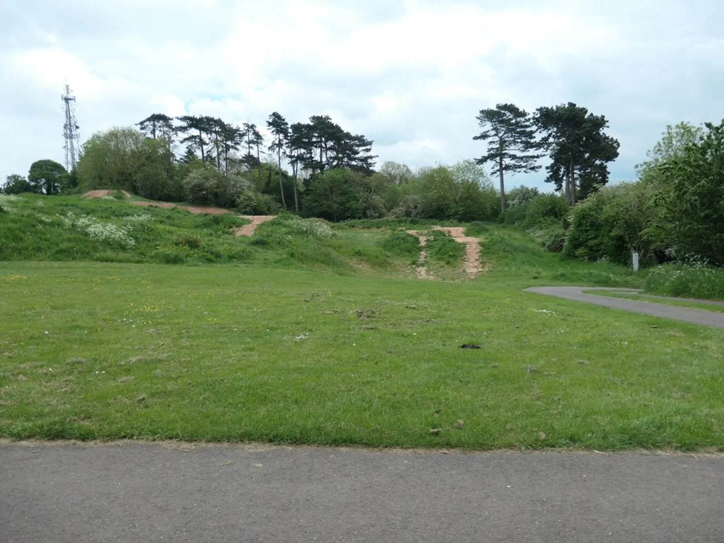 An image depicting the trail Newbold Comyn and Leam Valley LNR Loop and its surrounding area.