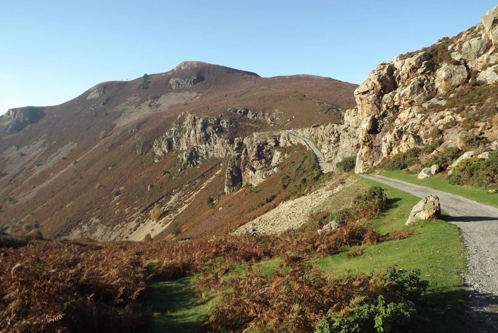 An image depicting the trail Sychnant Pass - Alltwen - Penmaen - Bach and Conwy Mountain and its surrounding area.