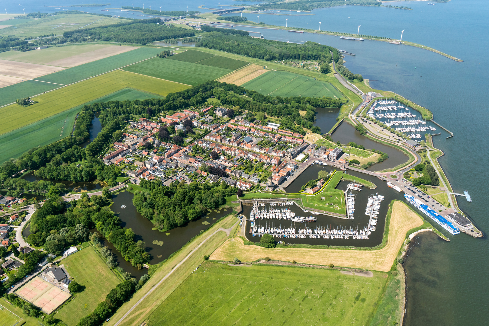 An image depicting the trail Dinteloord to Willemstad via Sint Antoniegorzen and Zwanenmeer and its surrounding area.