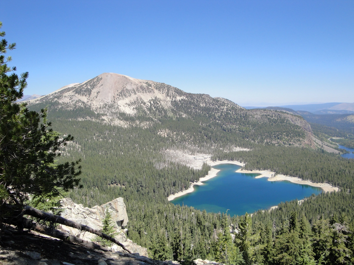 An image depicting the trail Mammoth Pass, Rainbow Falls and Pacific Crest Loop Trail and its surrounding area.