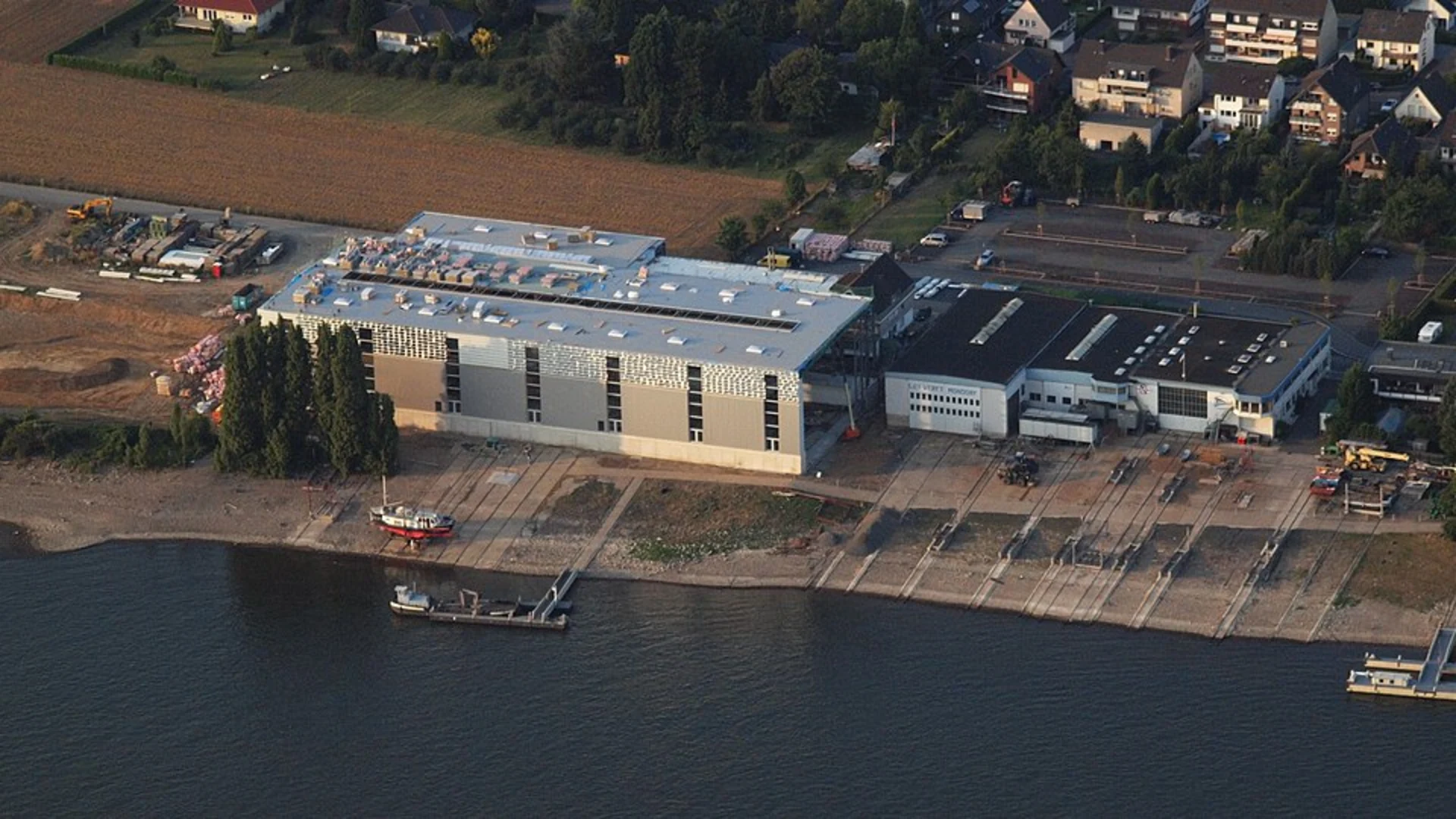 An image depicting the trail Rhine via Joseph-Beuys-Ufer and its surrounding area.