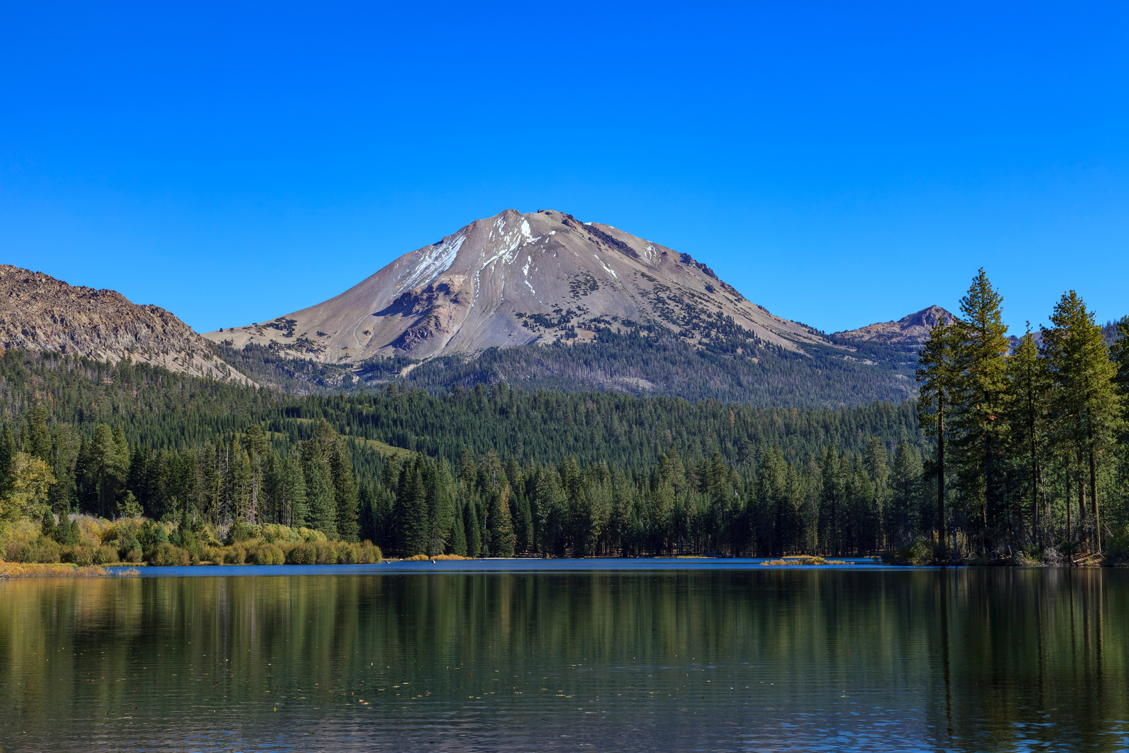 An image depicting the trail Manzanita Lake Trail - Short and its surrounding area.