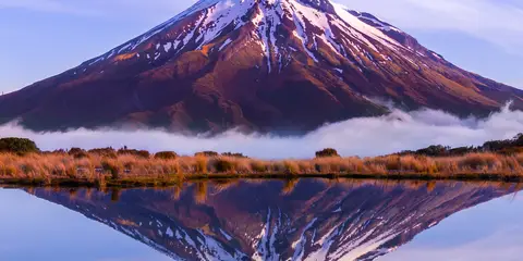An image depicting the trail Taranaki Summit and Pouakai Loop and its surrounding area.