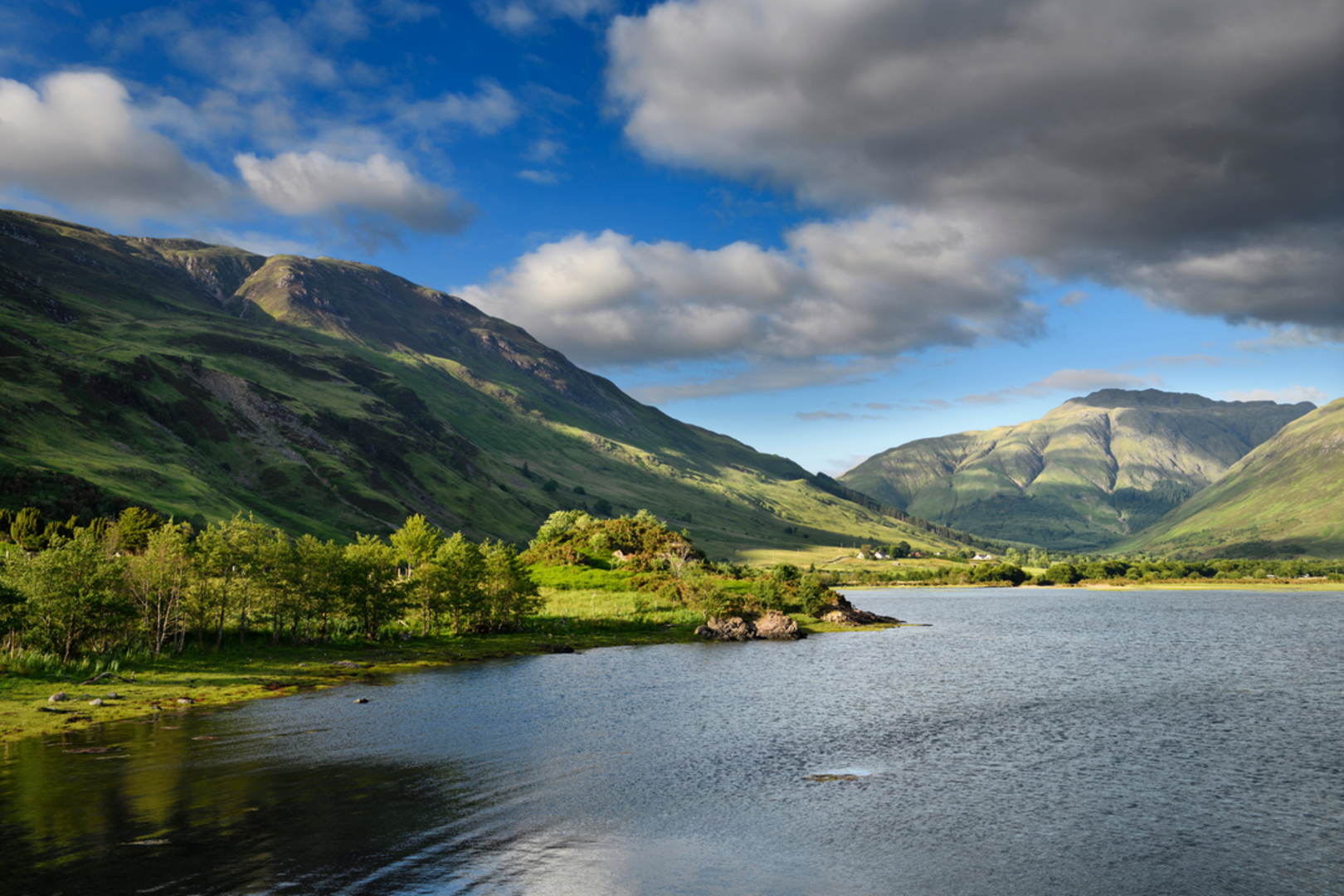 An image depicting the trail Beinn Fhada via Gleann Choinneachain and its surrounding area.