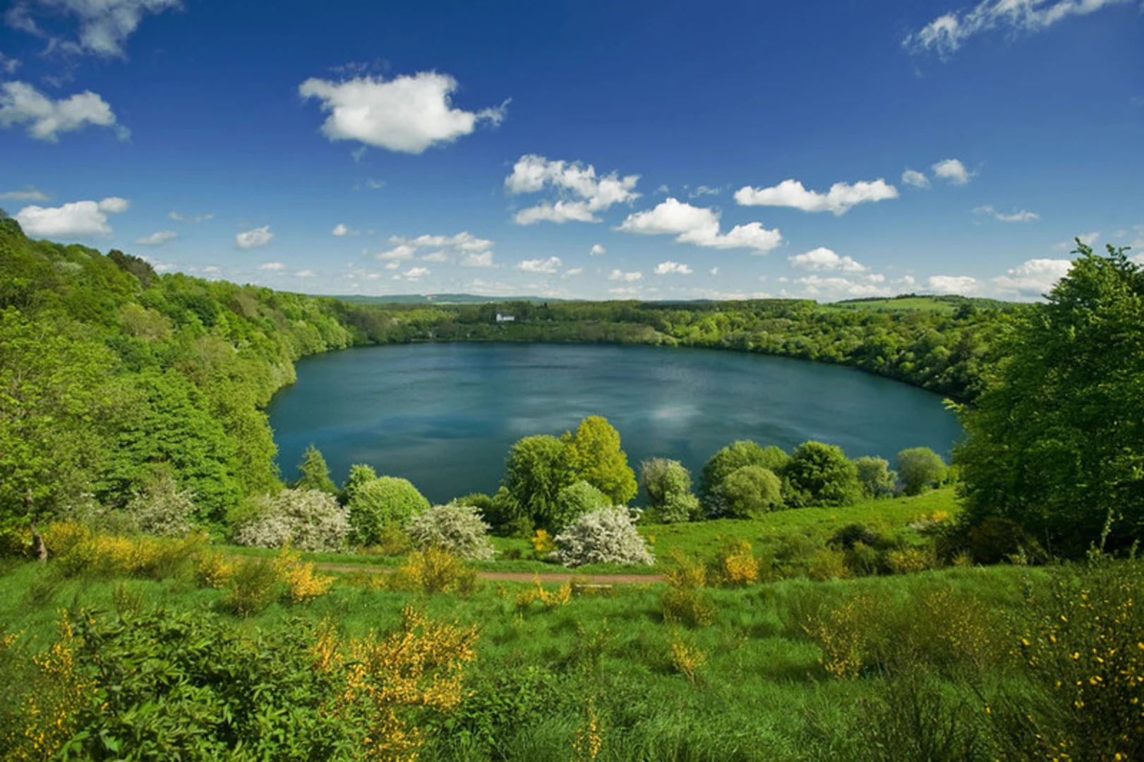 An image depicting the trail West Eifel Volcanic Field via HeimatSpur Maareglueck and its surrounding area.