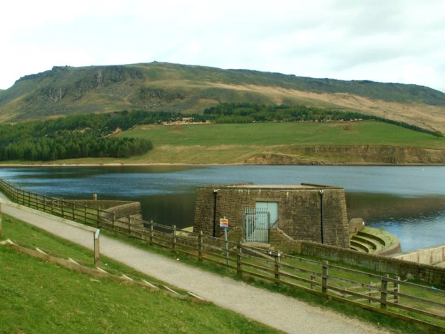 An image depicting the trail Dove Stone, Yeoman Hey and Greenfield Reservoir Loop and its surrounding area.