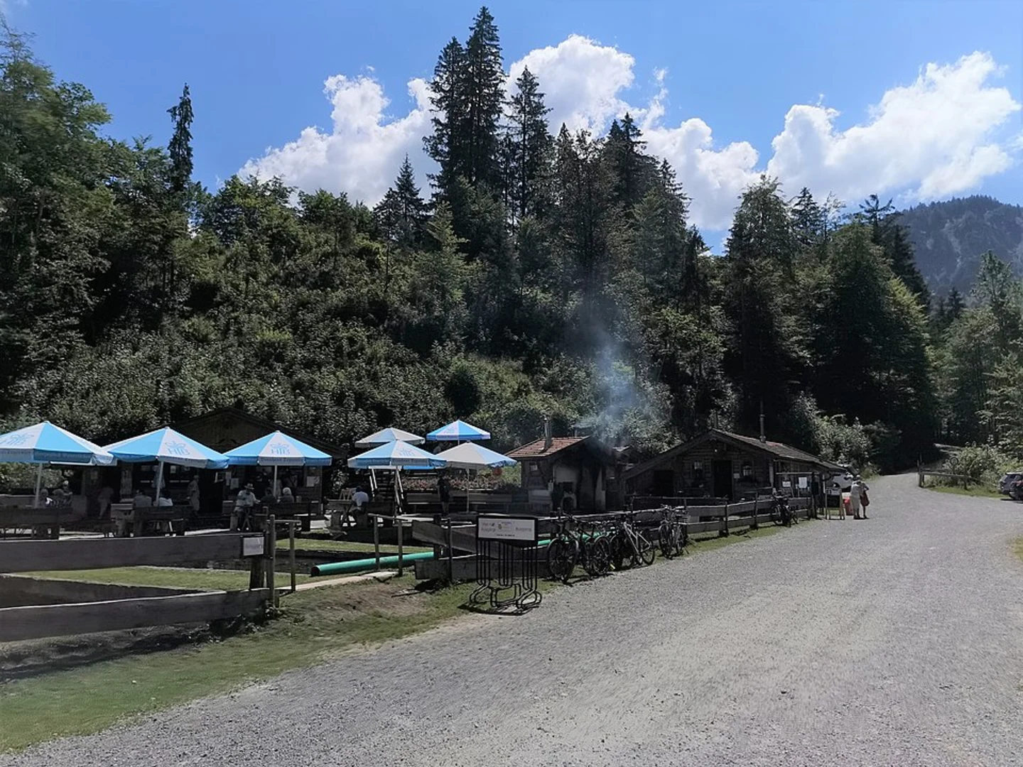 An image depicting the trail Leonhardstein Peak and its surrounding area.