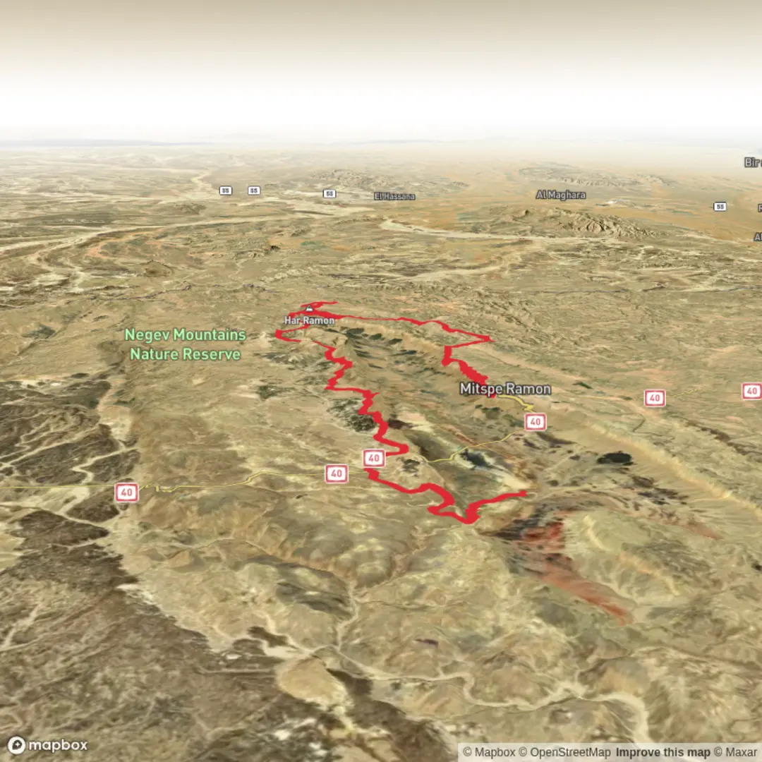 An image depicting the trail חצי סובב רמון and its surrounding area.