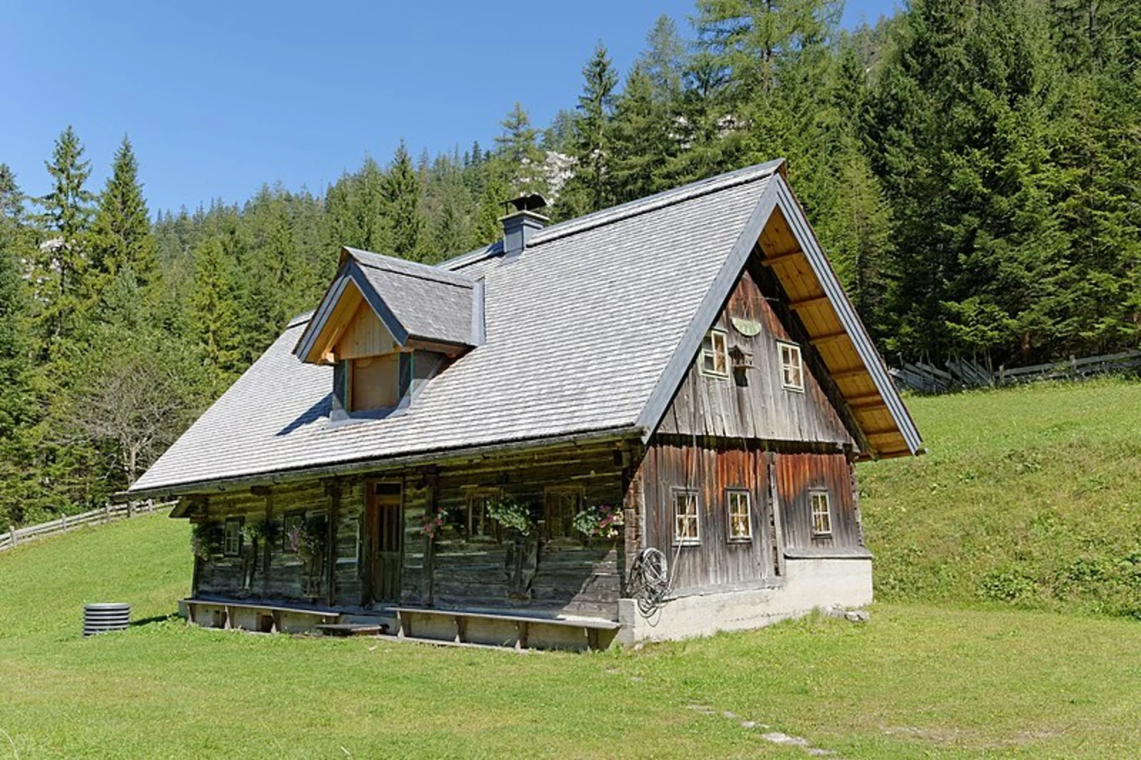 An image depicting the trail Adambaueralm Hinterwildalpen and its surrounding area.