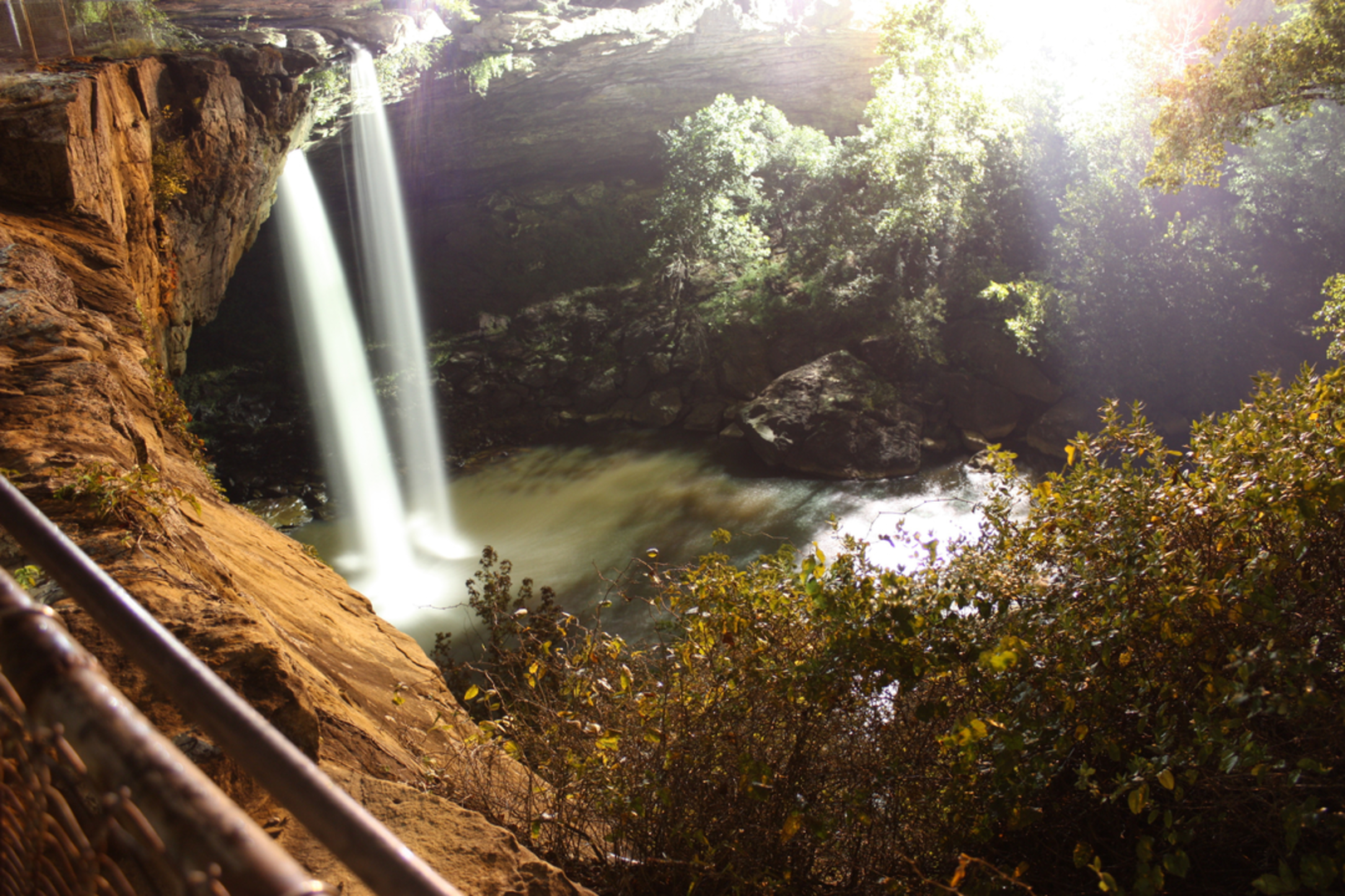 An image depicting the trail Noccalula Falls and Black Creek via Gorge Trail Loop and its surrounding area.