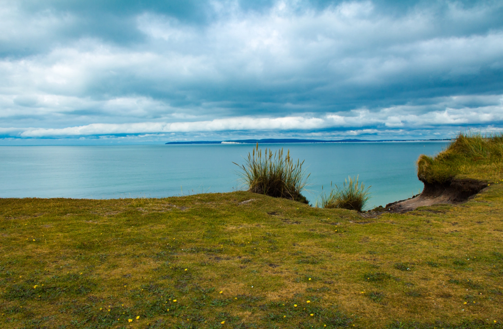 An image depicting the trail Hengistbury Head Walk and its surrounding area.