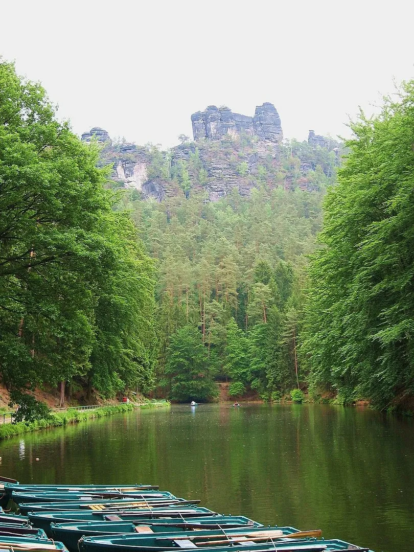 An image depicting the trail Amselsee via Grosser Rundweg and Malerweg and its surrounding area.