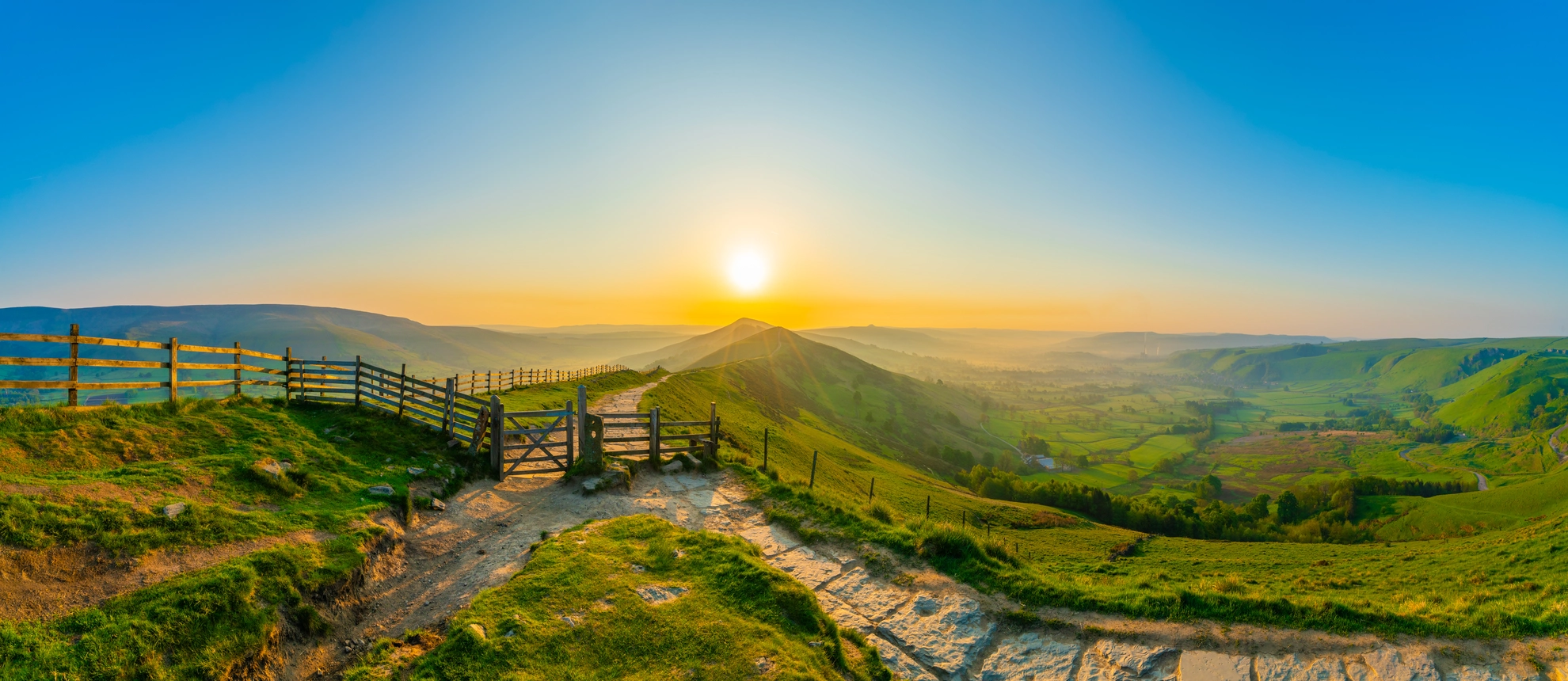 An image depicting the trail Old Dam and Sparrowpit from Mam Tor and its surrounding area.