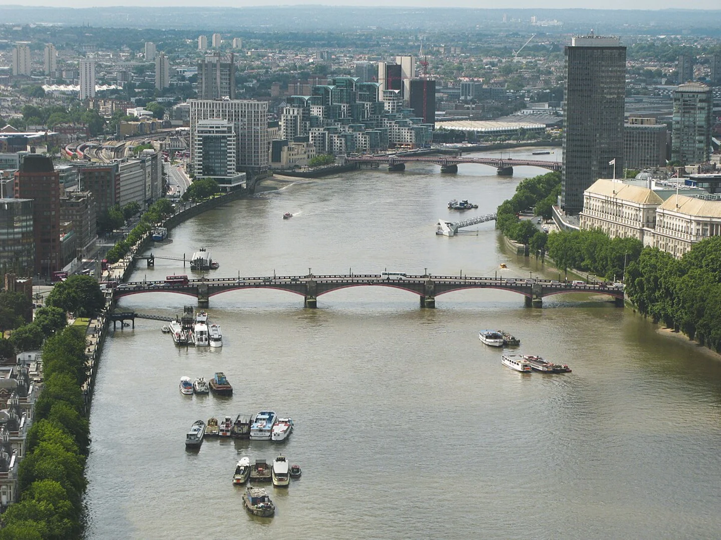 An image depicting the trail Albert Embankment Gardens via The Queen's Walk and Thames Path and its surrounding area.