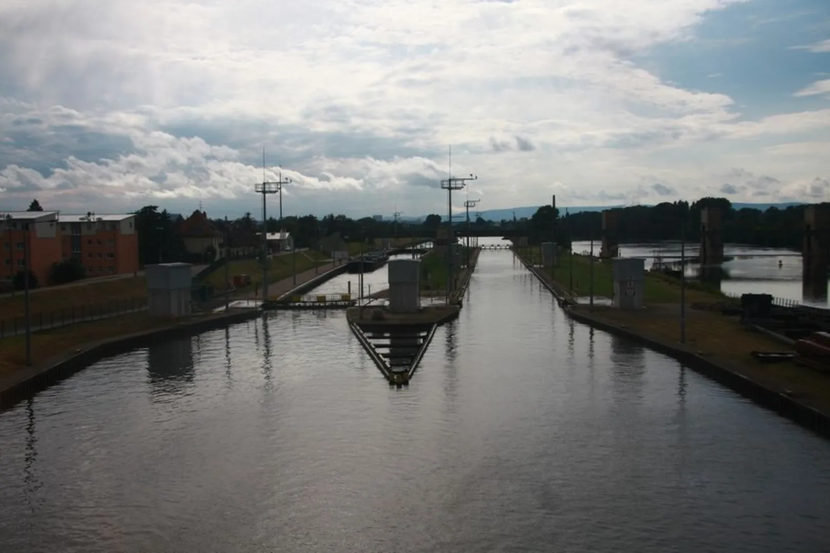 An image depicting the trail Theodor Heuss Bridge to Mainbrücke Kostheim-Gustavsburg Loop via River Rhine - Mainz and its surrounding area.