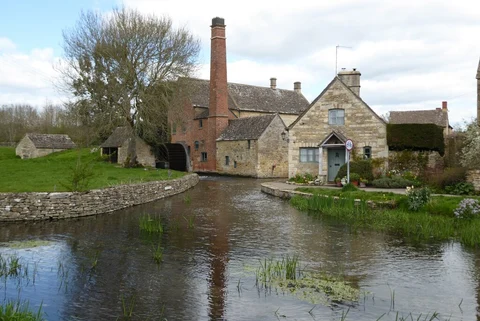 An image depicting the trail Heart of England and River Windrush and its surrounding area.