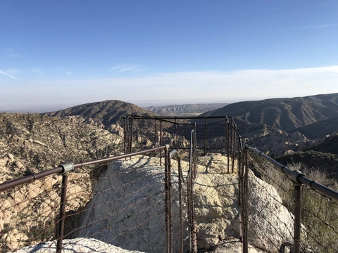 An image depicting the trail Devil's Chair via High Desert Trail and its surrounding area.