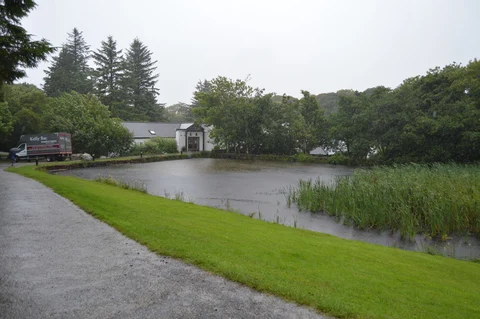 An image depicting the trail An Bhinn Dubh and An Bhinn Bhán from Connemara and its surrounding area.
