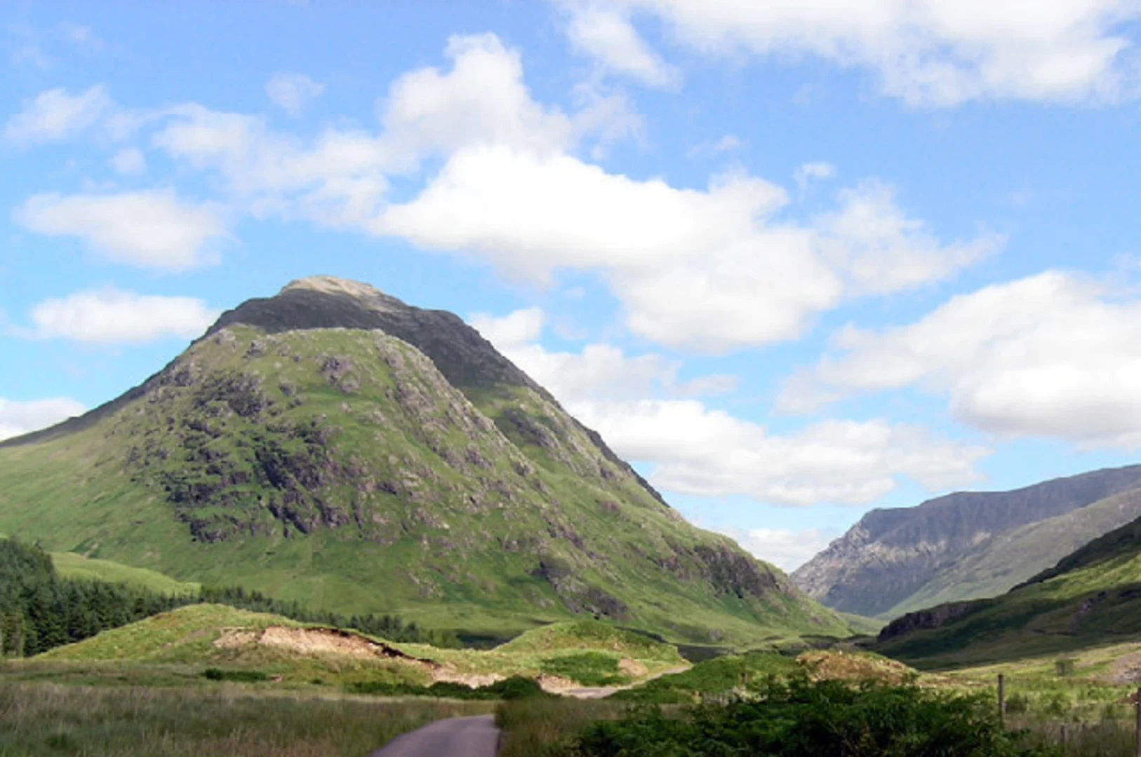 An image depicting the trail Stob na Bròige - Buachaille Etive Mòr and its surrounding area.