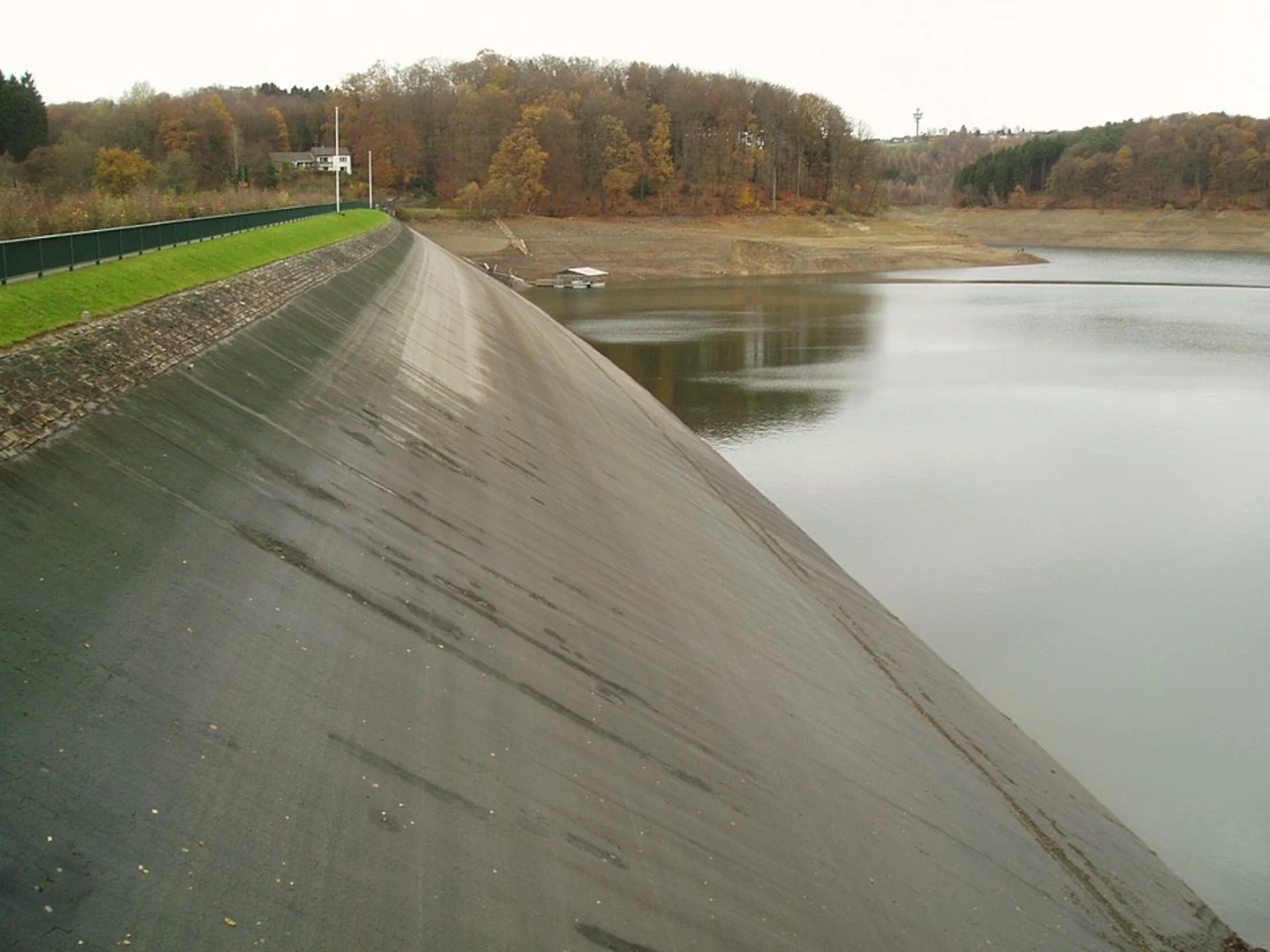 An image depicting the trail Wahnbach via Talsperrenweg Erlebnisweg Sieg and its surrounding area.